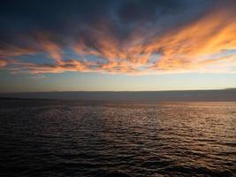 horizon met donker zee en mooi dramatisch bewolkt lucht Bij zonsondergang tijd Bij zuiden Australië. foto