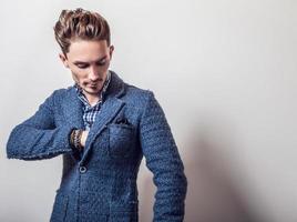 elegante jonge knappe man in stijlvolle blauwe jas. foto