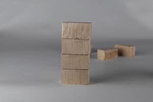 houten speelgoed- kubussen Aan een wit achtergrond foto