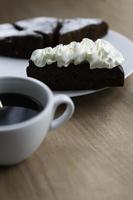 stuk chocoladetaart met zwarte koffie foto