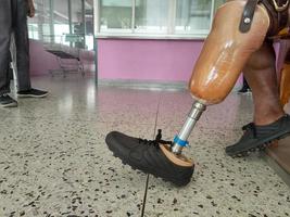 bk onbekwaamheid gebruik makend van en opleiding been prothese foto