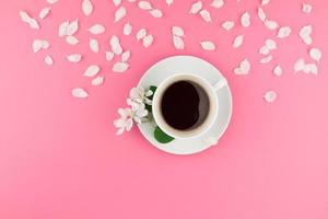 vlak leggen van koffie en wit bloemen bloemblaadjes foto