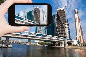 toerist nemen foto van nieuw Moskou stad en brug