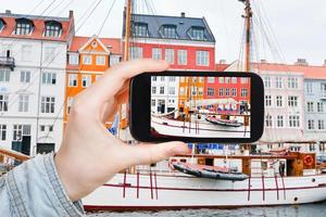 toerist nemen foto van nyhavn waterkant