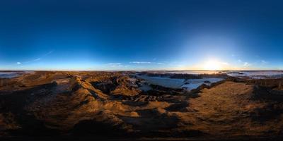 klei heuvels steengroeve Bij takje zonsondergang bolvormig 360 mate panorama in equirectangular projectie foto