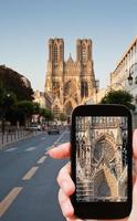 toerist nemen foto van reims kathedraal