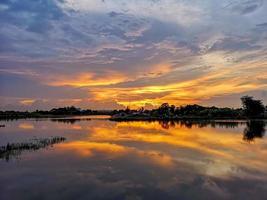 prachtige zonsondergang over het veld foto