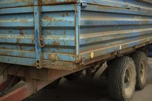 trekker Keukens. houder voor landelijk werken. vracht vervoer in detail. blauw aanhangwagen. foto