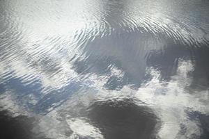 structuur van water. reflectie van wolken in water. rimpelingen Aan meer. foto