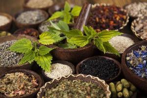 natuurlijke remedie, kruidengeneeskunde en houten tafel achtergrond