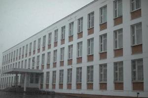 school- in Rusland. gebouw is Aan regenachtig dag. foto