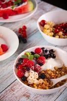 muesli, muesli granen met yoghurt of melk en vers bessen. gezond ontbijt concept. foto