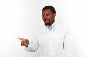 echt zwart dokter Mens met klein baard in wit jas points vinger naar links kopiëren ruimte foto