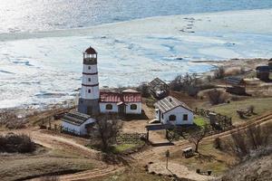 mooi wit rood vuurtoren met boerderij nut huizen in merzhanovo, Rostov Aan don Russisch regio foto