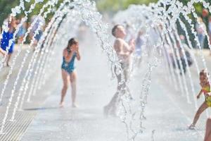 kinderen Speel in droog fontein foto