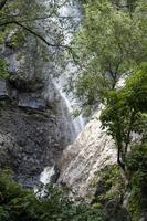 huentitan ravijn in guadalajara, vol van vegetatie water vallen, meerdere watervallen in Mexico foto