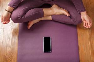 yoga online opleiding training door smartphone, gebruik makend van de geschiktheid app Bij huis in de Sportschool. foto