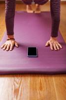 yoga online opleiding training door smartphone, gebruik makend van de geschiktheid app Bij huis in de Sportschool. foto