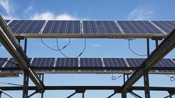 zonne- panelen voor hernieuwbaar elektrisch energie productie Aan de daken. foto