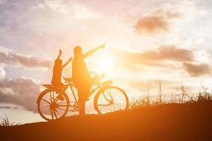 fietser familie silhouet vader en zoon foto