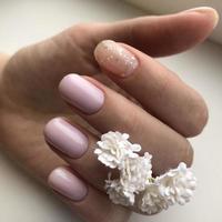 elegant modieus vrouw roze manicure.handen van een vrouw met roze manicure Aan nagels foto