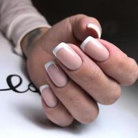 Frans manicure Aan de nagels. Frans manicure ontwerp. manicure gel nagel Pools foto