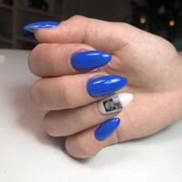 elegant modieus blauw vrouw manicure.handen van een vrouw met blauw manicure Aan nagels foto