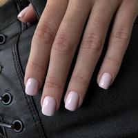 elegant modieus vrouw roze manicure.handen van een vrouw met roze manicure Aan nagels foto