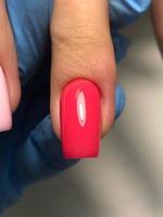 elegant modieus rood vrouw manicure.handen van een vrouw met rood manicure Aan nagels foto