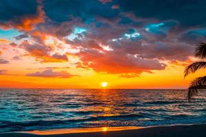 mooi zonsondergang over- de zee.hemel Aan schemering tijd en reflectie Aan de zee voor reizen in vakantie kom tot rust tijd foto