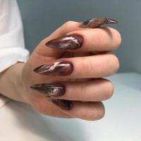 helder veelkleurig ontwerp van manicure.veelkleurig manicure dichtbij omhoog foto