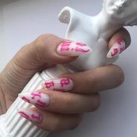 elegant modieus vrouw wit manicure met ontwerp.handen van een vrouw met wit manicure Aan nagels foto