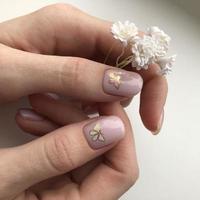 elegant modieus vrouw roze manicure.roze manicure met vlinder ontwerp foto