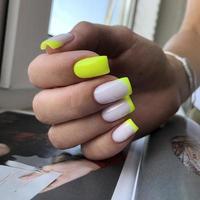 Frans manicure Aan de nagels. Frans manicure ontwerp. manicure gel nagel Pools foto