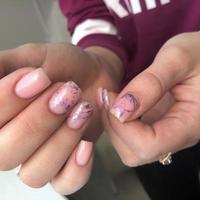 elegant modieus vrouw roze manicure.handen van een vrouw met roze manicure Aan nagels foto