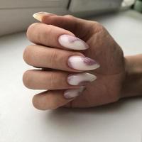 elegant modieus vrouw wit manicure met ontwerp.handen van een vrouw met wit manicure Aan nagels foto