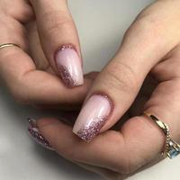 elegant modieus vrouw roze manicure met ontwerp.handen van een vrouw met roze manicure Aan nagels foto