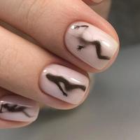 elegant modieus vrouw wit manicure met ontwerp.handen van een vrouw met wit manicure Aan nagels foto