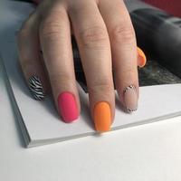 helder veelkleurig ontwerp van manicure.veelkleurig manicure dichtbij omhoog. foto