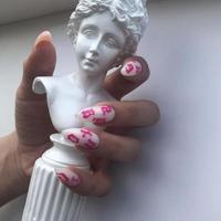 elegant modieus vrouw wit manicure met ontwerp.handen van een vrouw met wit manicure Aan nagels foto