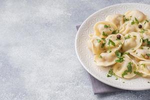 traditioneel pelmeni, ravioli, knoedels gevulde met vlees Aan bord, Russisch keuken. kopiëren ruimte. foto