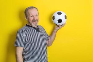 glimlachen schattig senior mannen Holding voetbal bal foto