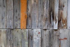 verticaal grijs rommelig houten planken met een bruin - muur oppervlakte structuur en achtergrond foto