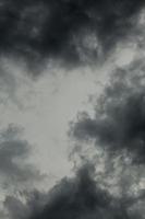 grijs inkomend storm wolken donker detailopname verticaal backdrop foto