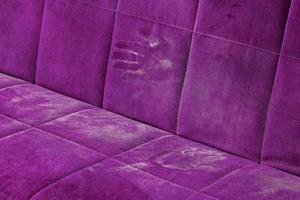 stoffig roze sofa oppervlakte met palm prints detailopname met selectief focus foto