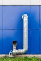industrieel rang lucht extractie kanaal met elektrisch motor Aan blauw muur foto