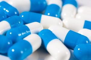 achtergrond van blauwe en witte capsule pillen foto