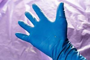 gebruikt blauw beschermend handschoen met perforeren gat Aan de binnen van de palm foto