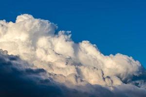 solide wit cumulus wolk met donker voorkant rand foto