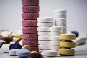 gestapelde pillen en tabletten